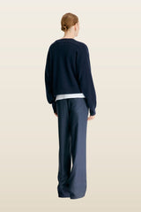ANZOR LDS V neck cashmere sweater — model back