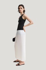 Belted pleated skirt — model side