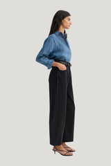 Classic chambray shirt | ocean — model side