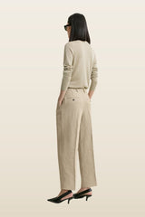 Double-pleat cropped linen trousers — model back