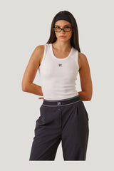 Ribbed Emblem Vest Top - Crème — model side