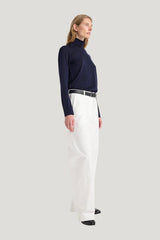 Fine-knit wool cashmere turtleneck — model side