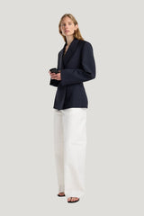 Hourglass shaped blazer — model side