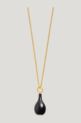 Medium onyx drop necklace black/gold — model front