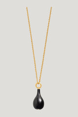 Medium onyx drop necklace black/gold — model front