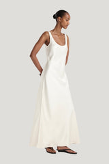 Scoop neck satin dress — model side