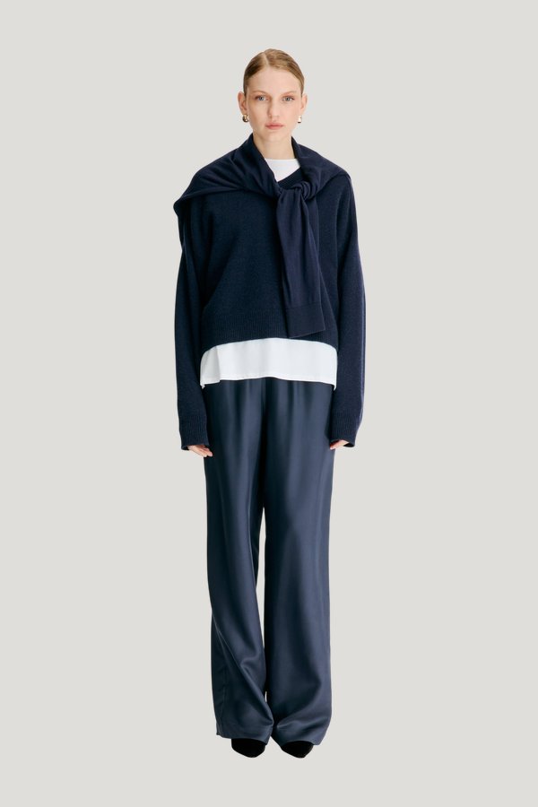 ANZOR LDS V neck cashmere sweater — model front