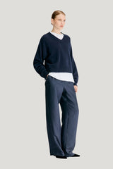 ANZOR LDS V neck cashmere sweater — model side