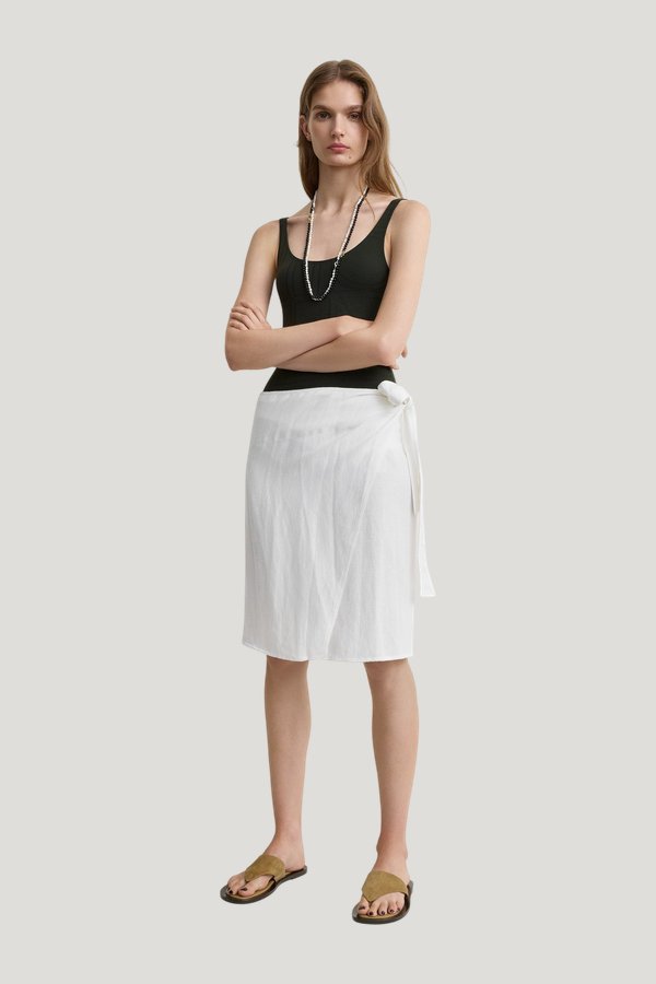 Beach pareo — model front
