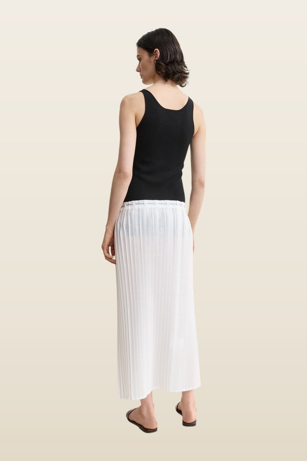 Belted pleated skirt — model back