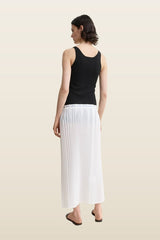 Belted pleated skirt — model back