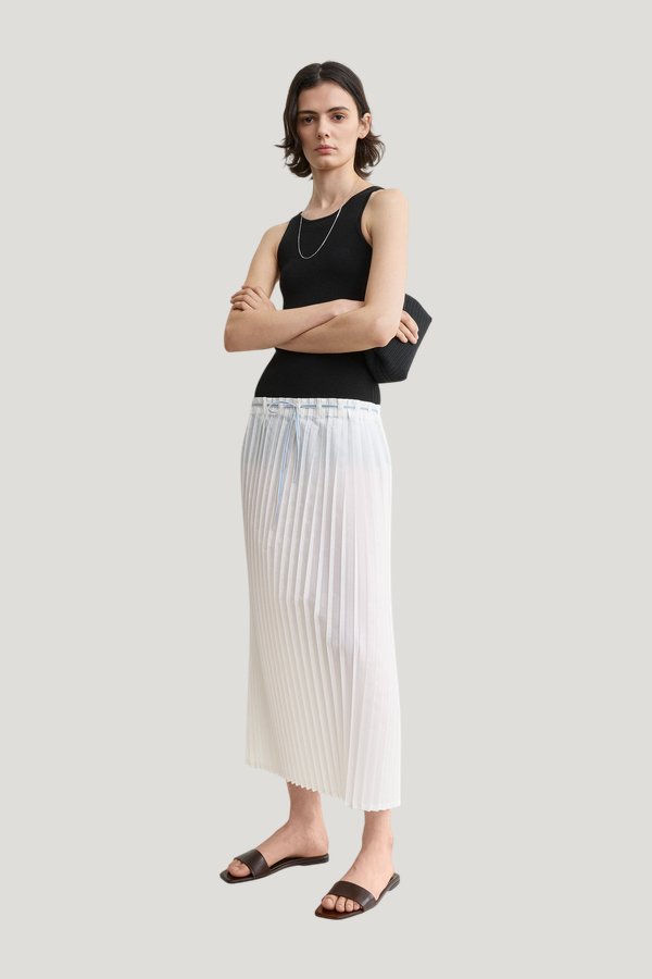 Belted pleated skirt — model front