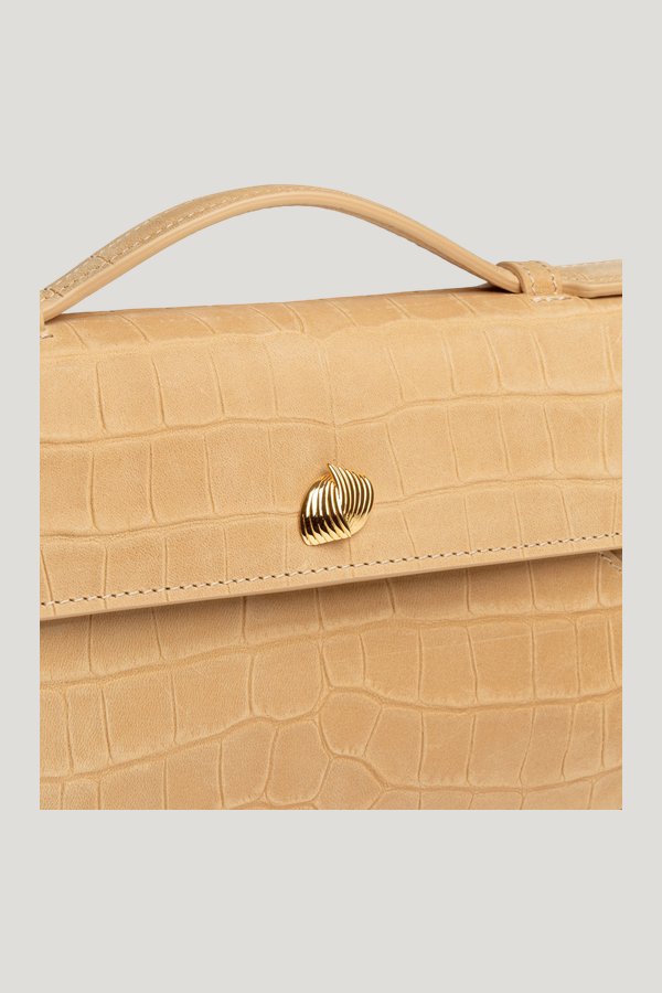 Cassandra Clutch — model side