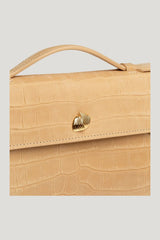 Cassandra Clutch — model side