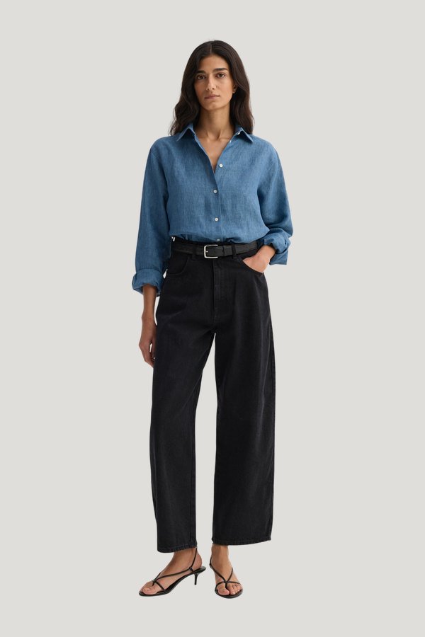 Classic chambray shirt | ocean — model front