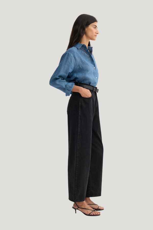Classic chambray shirt | ocean — model side