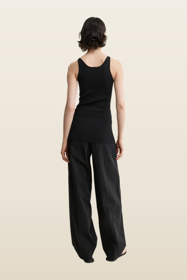 Classic compact knit tank — model back