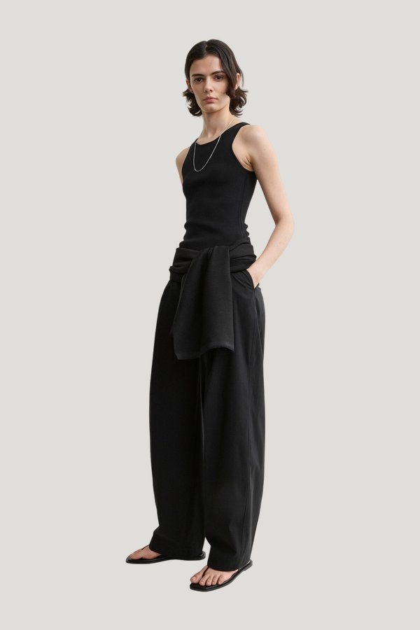 Classic compact knit tank — model front