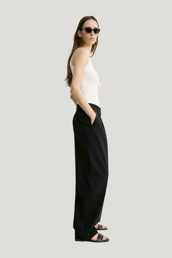 Classic compact knit tank — model side