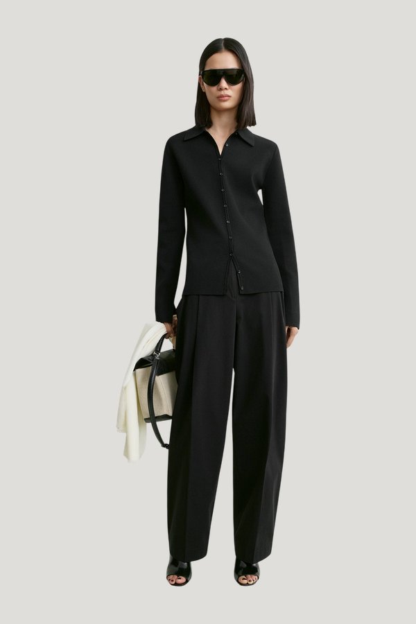 Compact knit buttoned top — model side