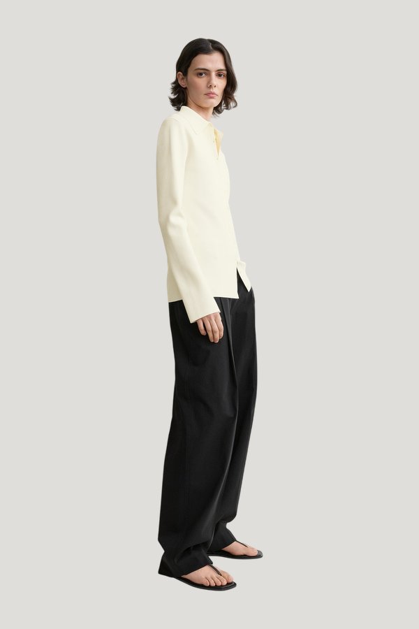 Compact knit buttoned top — model side