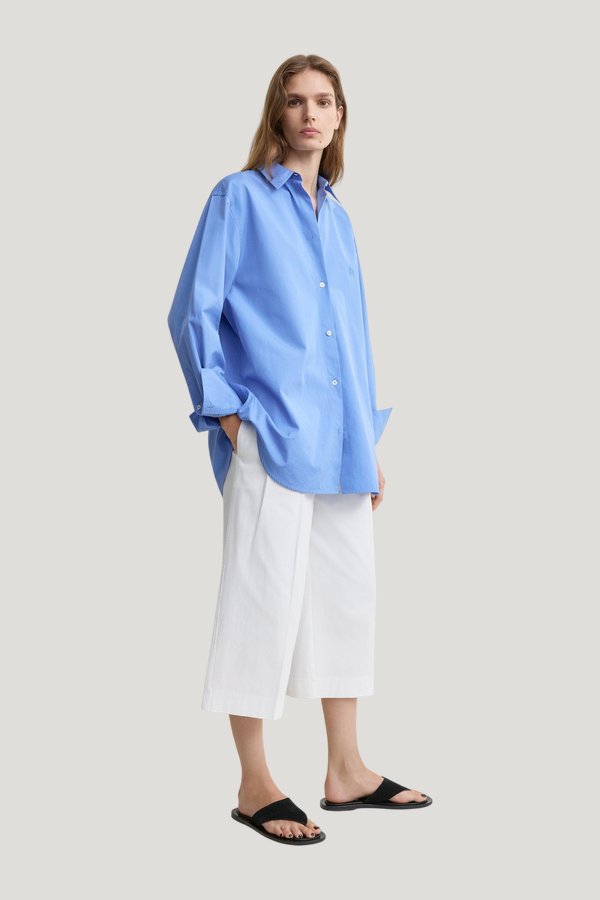 Cotton summer shirt cornflower — model side
