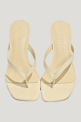 Darcey Wedge — model front
