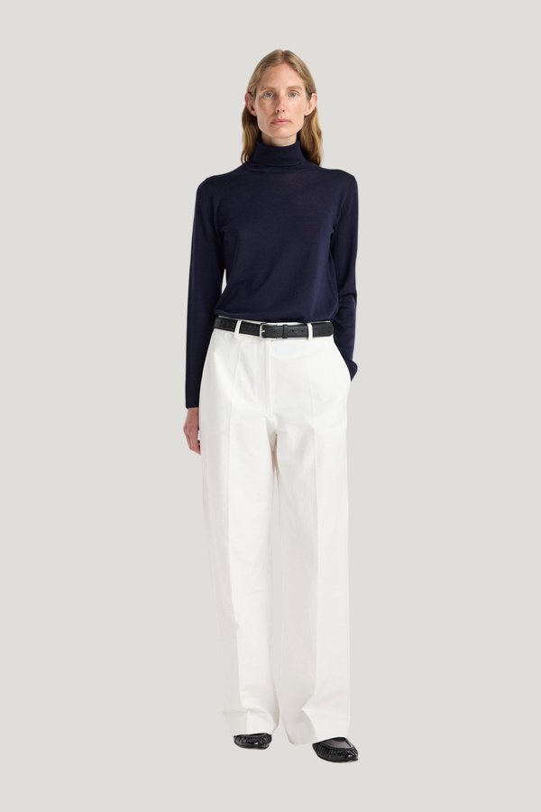 Fine-knit wool cashmere turtleneck — model front