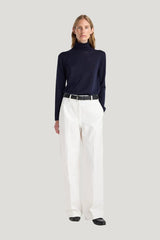 Fine-knit wool cashmere turtleneck — model front