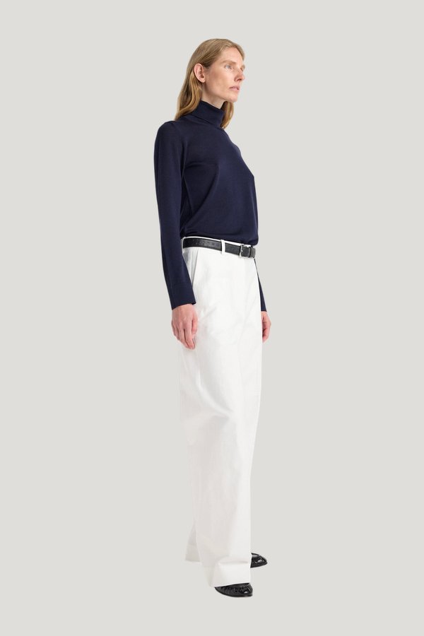Fine-knit wool cashmere turtleneck — model side