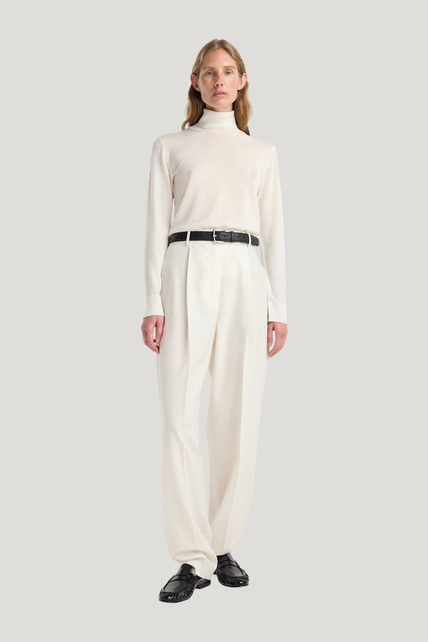 Fine-knit wool cashmere turtleneck — model front