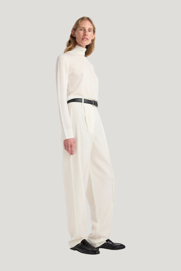 Fine-knit wool cashmere turtleneck — model side