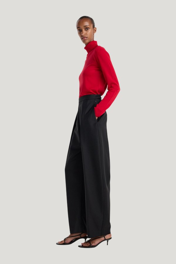 Fine-knit wool cashmere turtleneck — model side