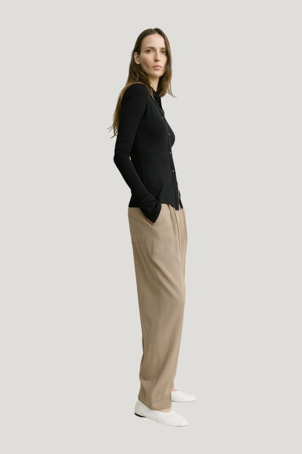 Fitted jersey shirt — model side