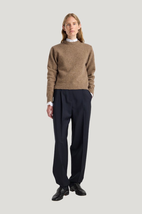 Fitted mouliné crewneck | mouliné taupe melange — model front