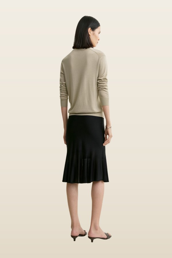 Fluted knit skirt — model back