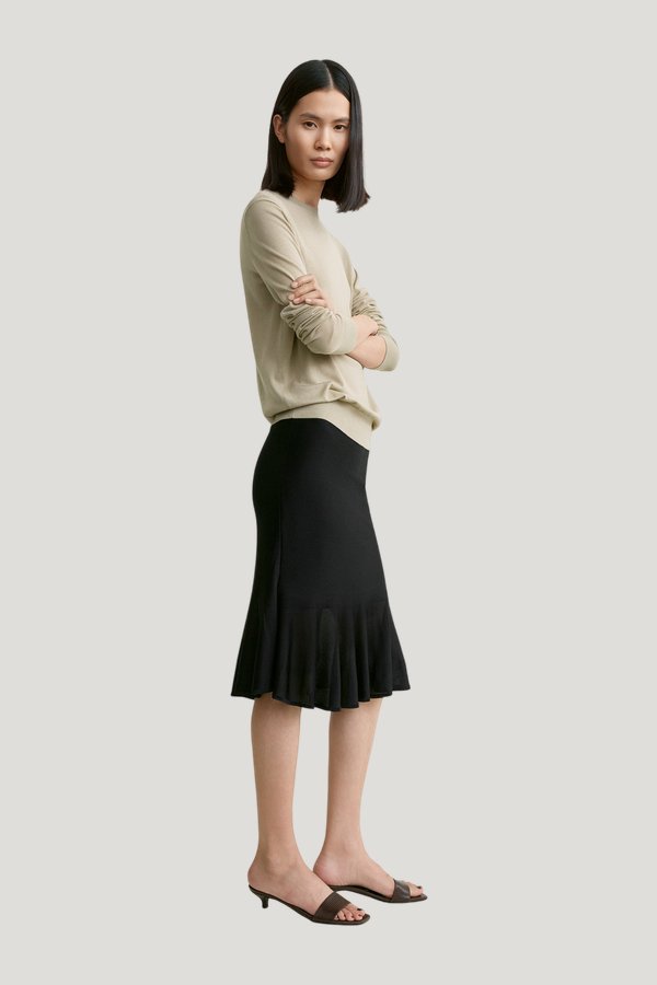 Fluted knit skirt — model side