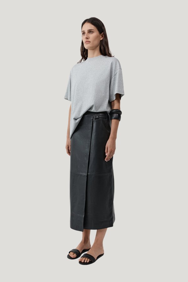 Homme Tee - Light Grey Marle — model side