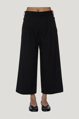 Maki Pant — model side