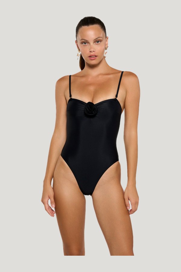 Margot Black - One Piece — model front