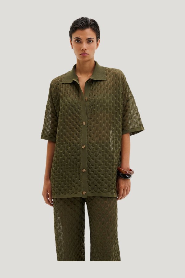 Moa shirt — model side