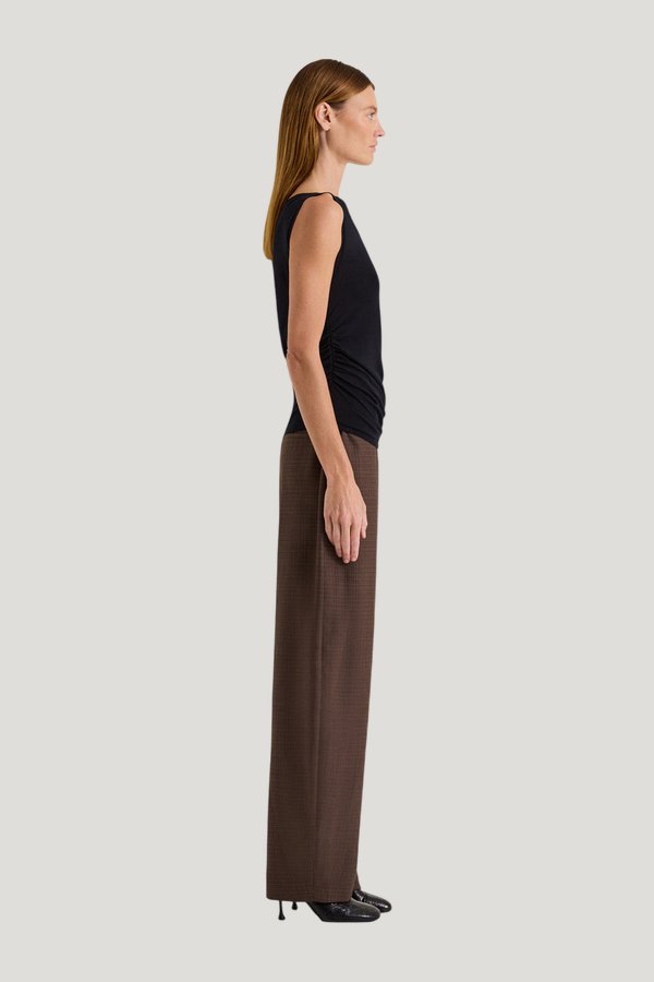 Noelia Top — model side