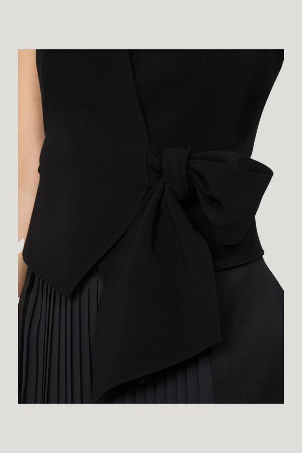 Compact cady cropped gilet — model side