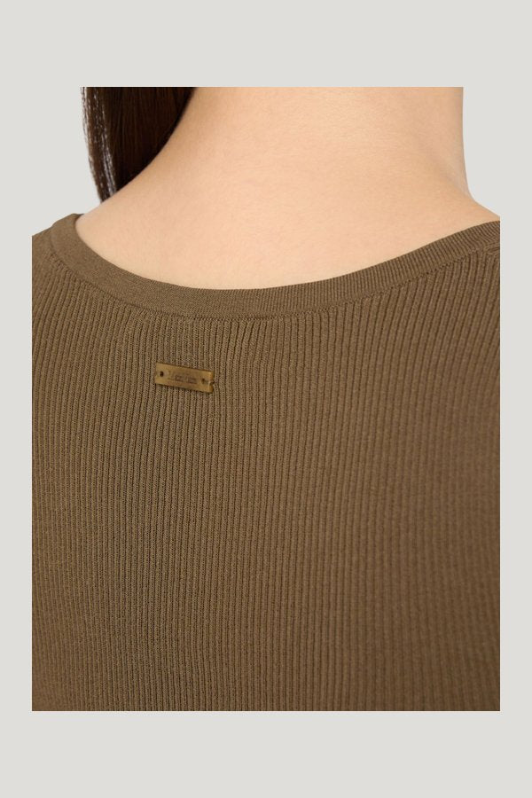 Close-fitting viscose crêpe jumper - MUD — model side