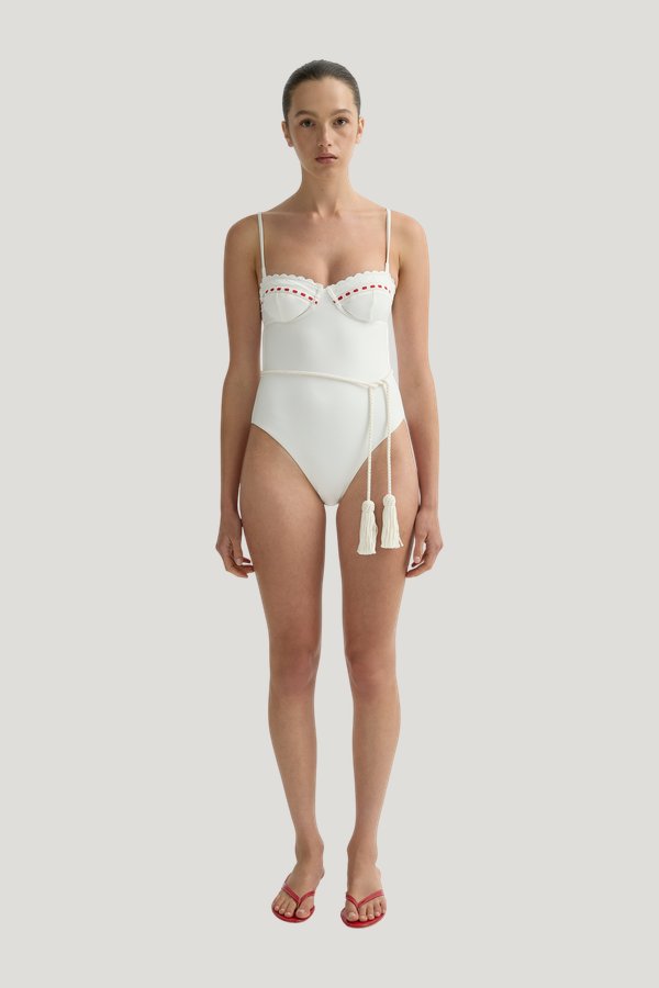 Pia One Piece — model front
