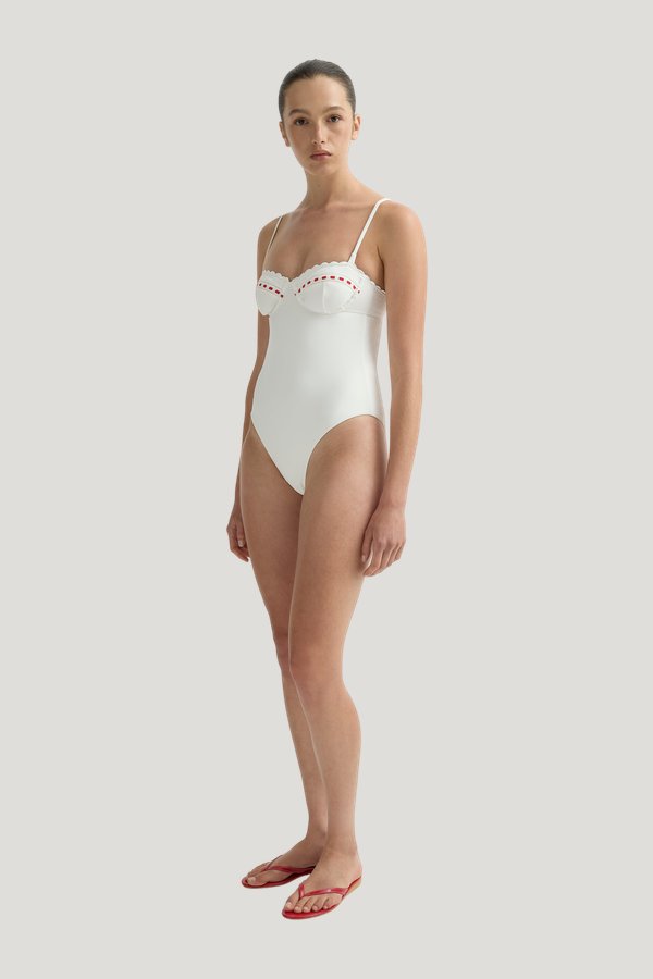 Pia One Piece — model side