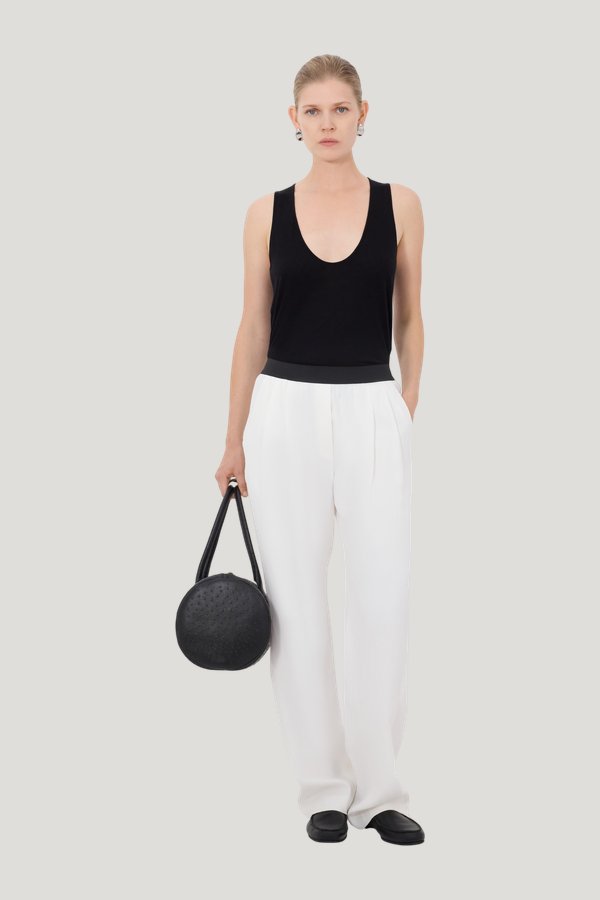 TAKAROA LDS Elasticated waistband trousers — model front