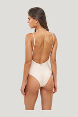 Tina Macadamia - One Piece — model side