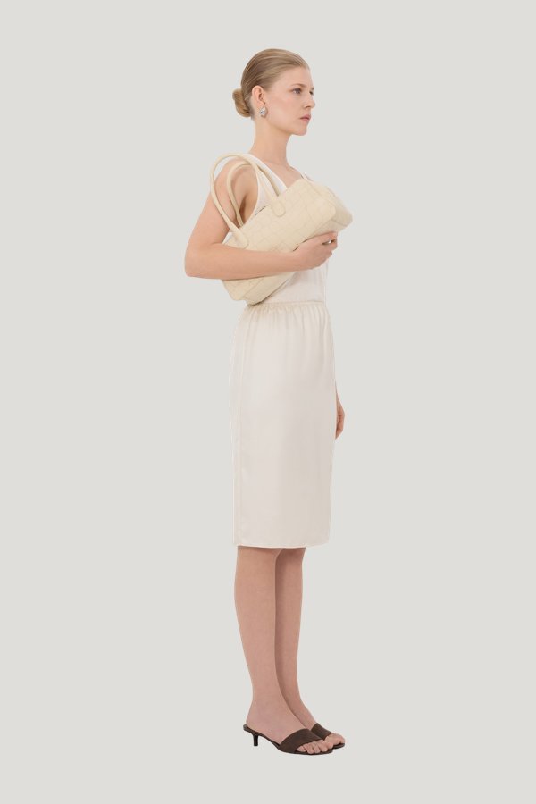 VASALI Silk twill skirt — model side