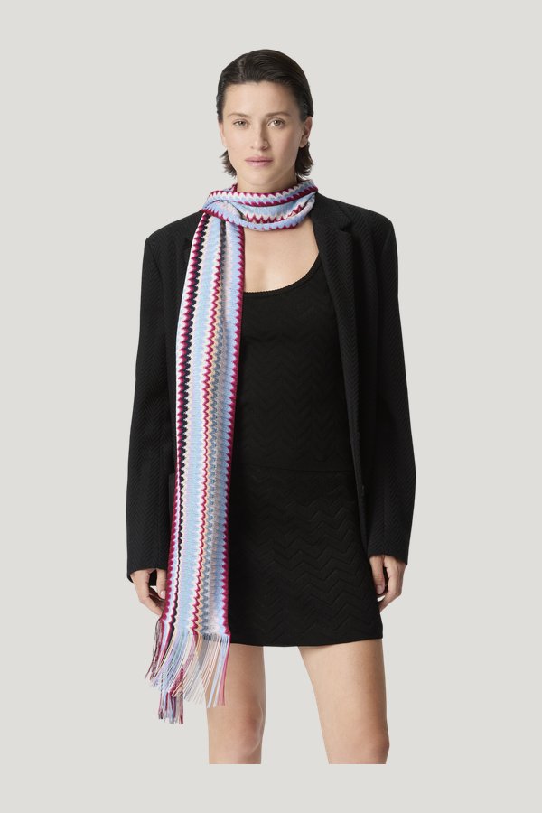 Viscose scarf with fringes and zigzag motif — model side